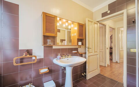 Villa le Casette: Specchio, Lavello, Idraulico Fixture, Proprietà, Rubinetto, Costruzione, Bagno, Viola, Lavandino Del Bagno