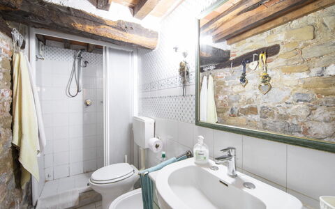 Il Lamone: Specchio, Rubinetto, Lavello, Idraulico Fixture, Proprietà, Lavandino Del Bagno, Bagno, Legna, Interior Design, Architettura