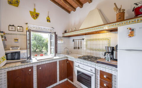 Il Lamone: Controsoffitto, Cabinetry, Proprietà, Cucina Stufa, Cucina, Legna, Interior Design, Illuminazione, Elettrodomestico Da Cucina, Giallo