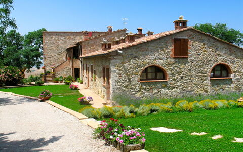 Gambassi Terme 820: Proprietà, Casa, Costruzione, Immobiliare, Casa, Villetta, Cortile, Erba, Estate, Agriturismo