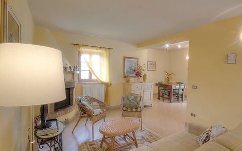 Le Pergole: Mobilia, Cornice, Illuminazione, Sedia, Legna, Interior Design, Lampada, Pavimento, Soggiorno, Pavimentazione