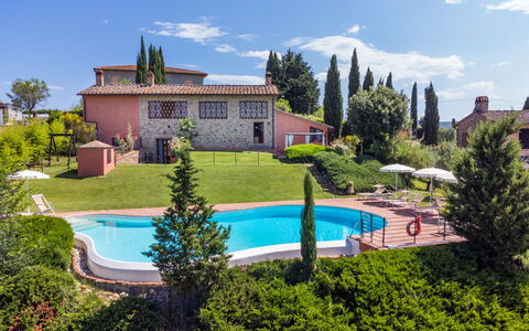 Casa Mori: Cielo, Nube, Acqua, Pianta, Proprietà, Costruzione, Azzurro, Albero, Piscina, Paesaggio Naturale