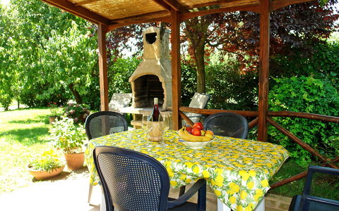 Castellina in Chianti 865: Proprietà, Tavolo Esterno, Camera, Tavolo, Costruzione, Terrazza, Immobiliare, Mobilia, Casa, Portico