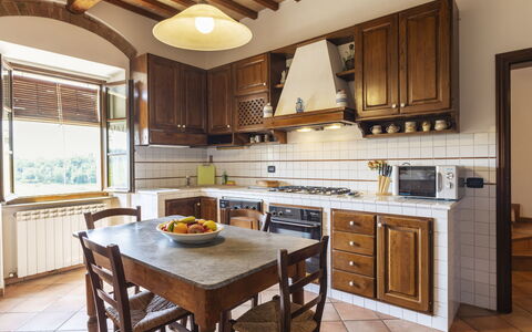 Castellina in Chianti 890: Cabinetry, Mobilia, Controsoffitto, Finestra, Tavolo, Legna, Cassetto, Cucina, Sedia, Cucina Stufa