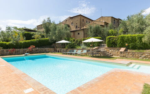 Castellina in Chianti 890: Acqua, Pianta, Cielo, Proprietà, Piscina, Azzurro, Costruzione, Sedia, Nube, Albero