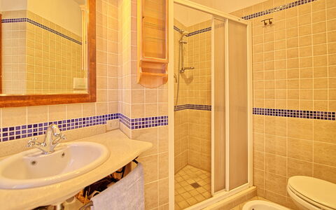 Casa Vasco: Bagno, Proprietà, Camera, Piastrella, Interior Design, Immobiliare, Architettura, Costruzione, Casa, Idraulico Fixture