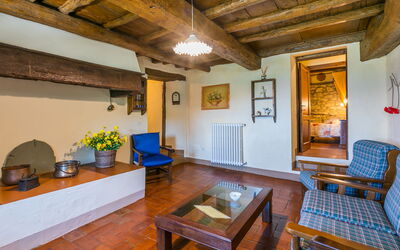 Quercia 840.5: Proprietà, Mobilia, Tavolo, Blu, Legna, Interior Design, Soggiorno, Cornice, Pavimento, Pavimentazione