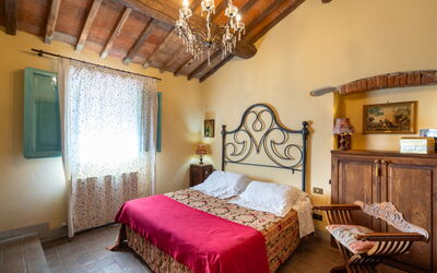 Giallo 800.1: Parete, Mobilia, Interior Design, Pavimentazione, Casa, Camera Da Letto, Letto, Biancheria, Telaio Del Letto, Ricorrere