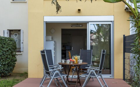 Santa Monica 1: Pianta, Mobilia, Tavolo, Proprietà, Finestra, Sedia, Costruzione, Shade, Giallo, Legna