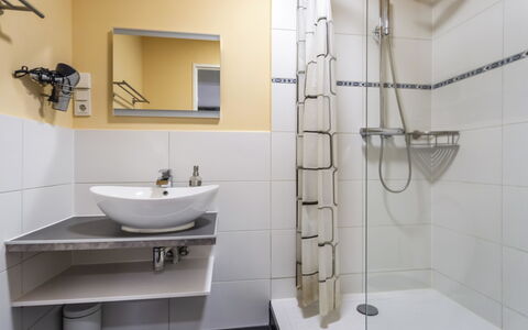 Santa Monica 1: Specchio, Rubinetto, Idraulico Fixture, Lavello, Proprietà, Lavandino Del Bagno, Bagno, Interior Design, Doccia