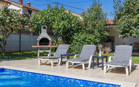 Villa Toni: Acqua, Pianta, Mobilia, Proprietà, Cielo, Azzurro, Piscina, Mobili Da Esterno, Shade, Sedia