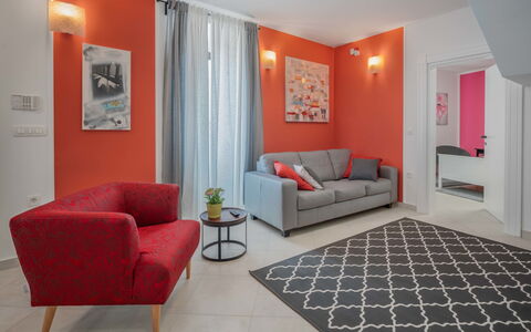 Amberg: Camera, Mobilia, Proprietà, Interior Design, Arancia, Soggiorno, Rosso, Pavimento, Costruzione, Soffitto