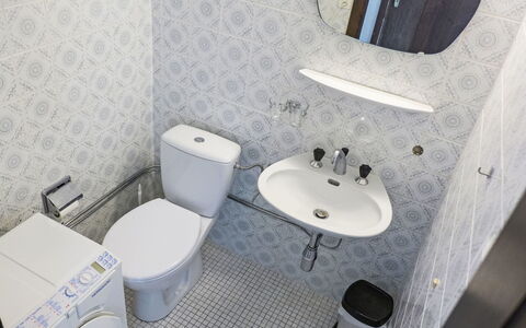 Crans-Montana 106: Proprietà, Idraulico Fixture, Toilet Seat, Viola, Bagno, Rubinetto, Nero, Lavandino Del Bagno, Gabinetto, Lavello