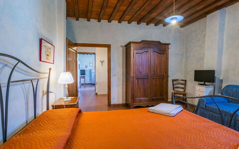 Greve in Chianti 600: Interior Design, Camera Da Letto, Mobilia, Letto, Soffitto, Pavimentazione, Camera, Pavimento, Lenzuolo, Telaio Del Letto