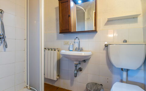 Greve in Chianti 600: Lavandino Del Bagno, Bagno, Idraulico Fixture, Parete, Lavello, Pavimentazione, Pavimento, Rubinetto, Interior Design, Specchio
