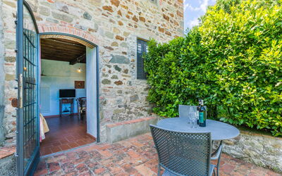 Greve in Chianti 600: Parete, Brick, Muratura, Pianta Della Casa, Mobili Da Esterno, Piscina, Flagstone, Vaso Di Fiori, Backyard, Tavolo Esterno