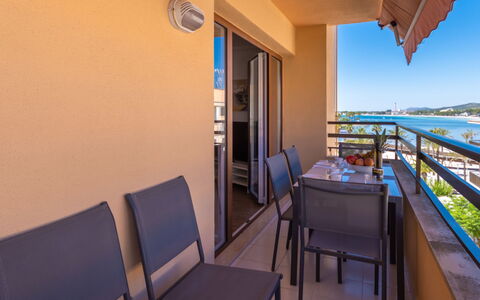 Mariners 4: Camera, Proprietà, Costruzione, Mobilia, Balcone, Immobiliare, Architettura, Interior Design, Cielo, Casa