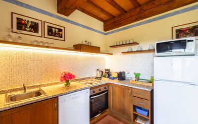 La Torre 951.4: Pavimentazione, Legna, Controsoffitto, Interior Design, Pavimento, Cucina, Soffitto, Apparecchio Major, Mobilia, Idraulico Fixture