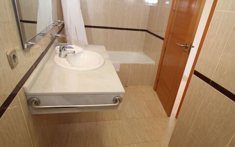 Torre Maestral: Bagno, Proprietà, Camera, Idraulico Fixture, Lavandino Del Bagno, Piastrella, Lavello, Architettura, Rubinetto, Pavimento