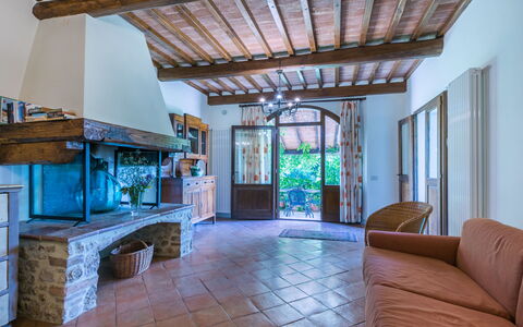 Podere S Giovanni: Proprietà, Mobilia, Divano, Legna, Illuminazione, Interior Design, Architettura, Soggiorno, Pavimento, Sedia