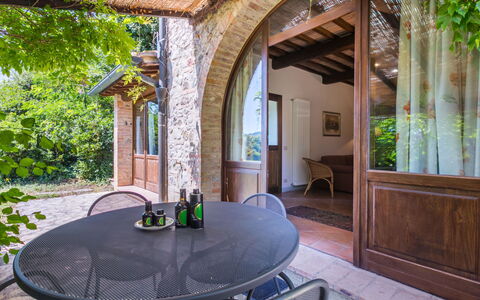Podere S Giovanni: Tavolo, Mobilia, Proprietà, Sedia, Costruzione, Legna, Interior Design, Shade, Porta, Parete