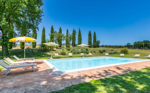 Podere S Giovanni: Acqua, Pianta, Cielo, Piscina, Albero, Ombrello, Costruzione, Shade, Mobili Da Esterno, Paesaggio Naturale