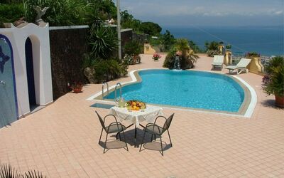Villa Rosalia: Acqua, Mobilia, Costruzione, Pianta, Cielo, Tavolo, Piscina, Azzurro, Località Balneare, Mobili Da Esterno