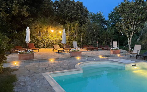 Agriturismo le Calle: Acqua, Pianta, Proprietà, Piscina, Albero, Cielo, Mobili Da Esterno, Sedia, Tempo Libero, Immobiliare