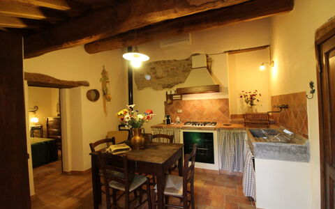 Agriturismo le Calle: Camera, Proprietà, Controsoffitto, Costruzione, Mobilia, Cucina, Interior Design, Pavimento, Casa, Fascio
