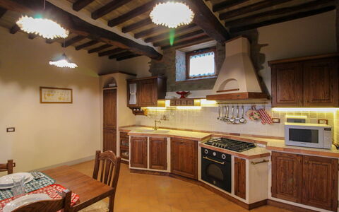 Borgo di Usciano: Cucina, Mobilia, Interior Design, Elettrodomestico Da Cucina, Pavimentazione, Legna, Controsoffitto, Apparecchio Major, Cabinetry, Soffitto