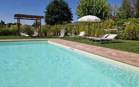 Podere i Gigli: Acqua, Pianta, Cielo, Proprietà, Piscina, Azzurro, Albero, Shade, Rettangolo, Mobili Da Esterno