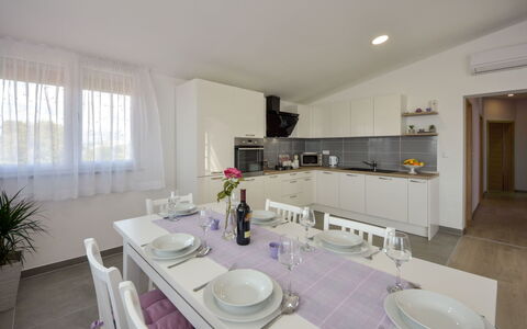 Nina: Proprietà, Camera, Bagno, Interior Design, Costruzione, Casa, Immobiliare, Mobilia, Architettura, Lavello