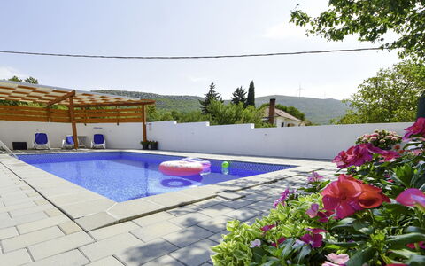 Nina: Cielo, Pianta, Acqua, Fiore, Piscina, Costruzione, Rettangolo, Albero, Shade, Erba