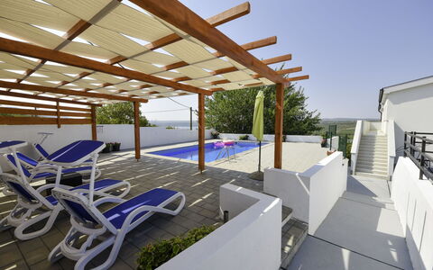 Nina: Proprietà, Cielo, Shade, Mobili Da Esterno, Costruzione, Interior Design, Legna, Albero, Sedia, Urban Design