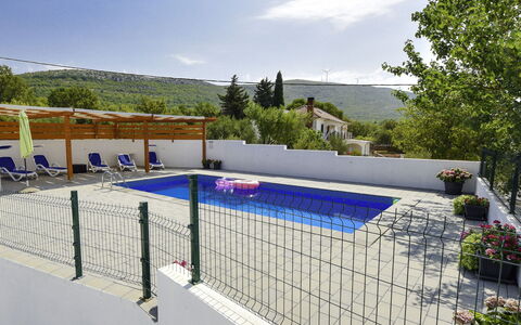 Nina: Cielo, Pianta, Nube, Piscina, Costruzione, Recinzione, Albero, Acqua, Shade