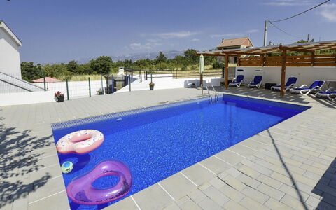 Nina: Acqua, Cielo, Nube, Costruzione, Piscina, Azzurro, Casa, Shade, Mobili Da Esterno, Pavimentazione