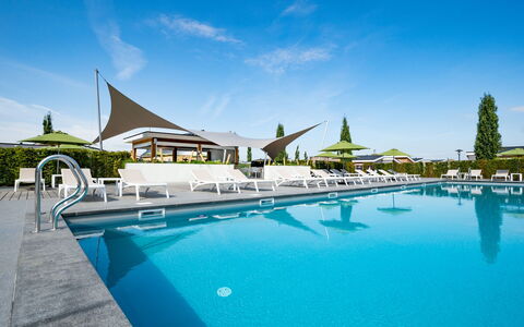 Green Resort Mooi Bemelen: Cielo, Acqua, Nube, Proprietà, Piscina, Costruzione, Azzurro, Blu, Corpo D'Acqua, Località Balneare