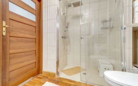 Łańcut: Pavimentazione, Pavimento, Legna, Interior Design, Porta, Camera, Idraulico Fixture, Color Legno, Bagno, Appartamento