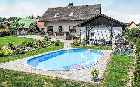 Pool & Sauna Vrchlabi: Piscina, Giardino, Backyard, Landscaping, Cortile, Villetta, Prato, Ricorrere, Estate, Flagstone