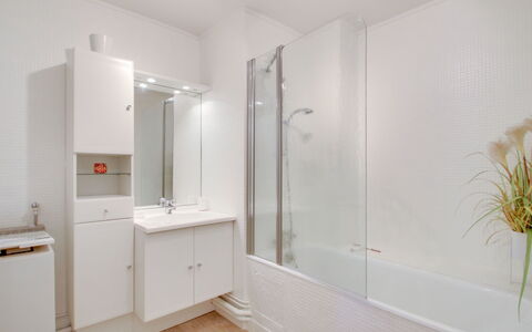 Port Blanc: Costruzione, Specchio, Idraulico Fixture, Lavello, Casa, Bagno, Legna, Interior Design, Rubinetto