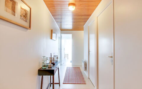 Port Blanc: Proprietà, Camera, Soffitto, Costruzione, Giallo, Casa, Interior Design, Immobiliare, Parete, Architettura