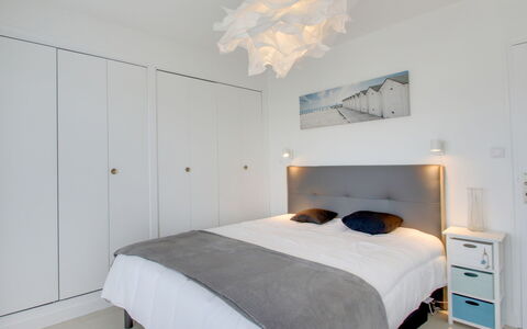 Port Blanc: Mobilia, Proprietà, Costruzione, Cabinetry, Comfort, Legna, Telaio Del Letto, Interior Design, Letto
