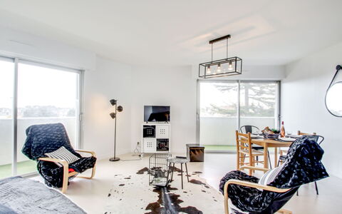 Port Blanc: Soggiorno, Camera, Interior Design, Proprietà, Mobilia, Costruzione, Soffitto, Casa, Pavimento, Casa