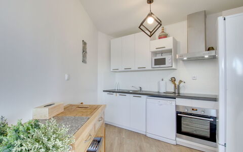 Port Blanc: Cabinetry, Controsoffitto, Lavello, Cucina Stufa, Rubinetto, Legna, Interior Design, Cucina, Pianta Della Casa, Pavimento