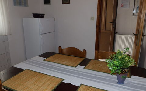 Vir 119: Pianta, Tavolo, Proprietà, Vaso Di Fiori, Legna, Cabinetry, Comfort, Porta, Interior Design, Pavimento