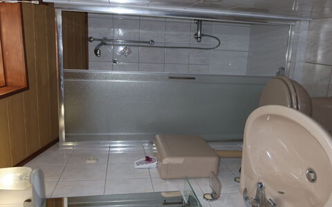 Vir 119: Bagno, Interior Design, Lavello, Pavimentazione, Pavimento, Lavandino Del Bagno, Idraulico Fixture, Soffitto, Veicolo, Idraulico
