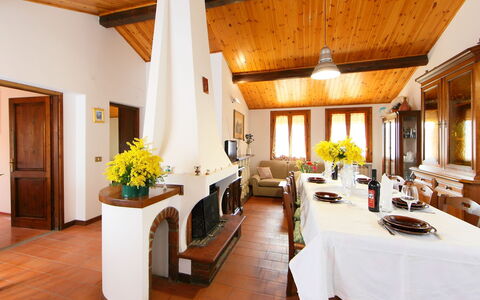 Posticcia Vecchia: Camera, Proprietà, Costruzione, Interior Design, Mobilia, Immobiliare, Sala Da Pranzo, Soffitto, Pavimento, Tavolo
