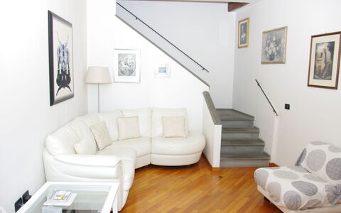Gli Artisti: Mobilia, Camera, Proprietà, Soggiorno, Le Scale, Pavimento, Interior Design, Divano, Divano Letto, Costruzione