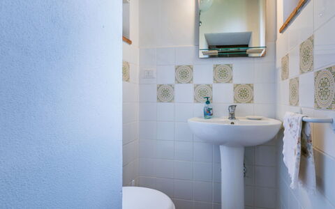 La Terrazza: Bagno, Idraulico Fixture, Pavimentazione, Pavimento, Interior Design, Lavandino Del Bagno, Idraulico, Gabinetto, Piastrella, Toilet Seat