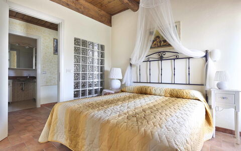 La Castagnara: Camera Da Letto, Mobilia, Letto, Camera, Lenzuolo, Proprietà, Telaio Del Letto, Interior Design, Bedding, Soffitto